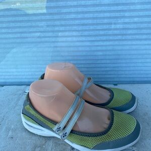 LL Bean Women’s Green and Gray Mary Jane Sneakers Size 8